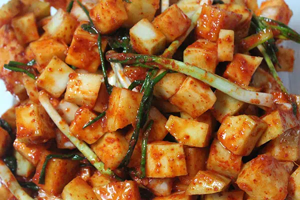 kimchi with daikon radish and green onion