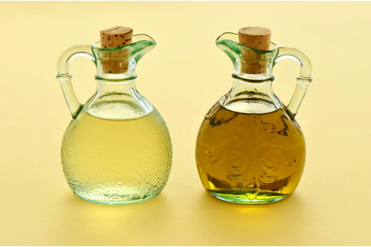 the-real-difference-between-white-vinegar-and-balsamic-vinegar